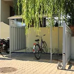 Hostel Leo *