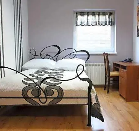 Hostel Leo
